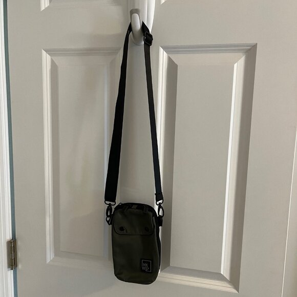 IHKWIP Everyday Essentials Crossbody EUC - Picture 2 of 5